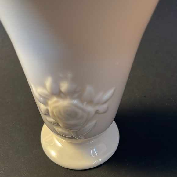 Lenox Special Bud Vase 4” Embossed Roses Gold Trim Ivory Scalloped Footed USA - Picture 6 of 8